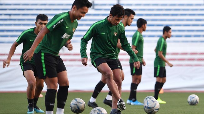 Timnas U-22 Indonesia berlatih di Stadion Rizal Memorial, Manila, Filipina, Senin (9/12). [ANTARA FOTO/Sigid Kurniawan]