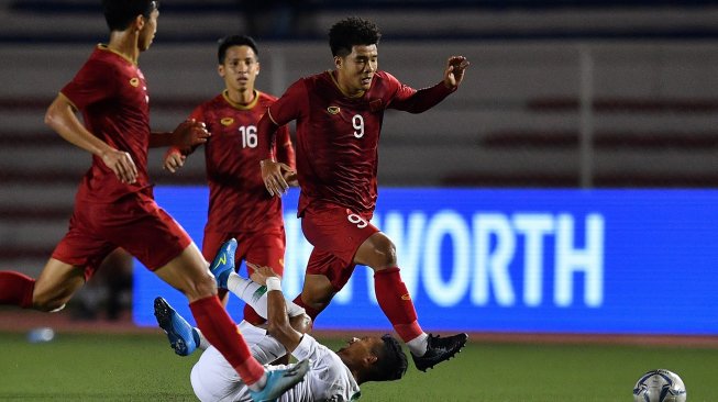 Pemain Timnas Indonesia U-22 Indonesia Sani Rizki (bawah) terjatuh saat dilanggar pemain Timnas Vietnam Ha Duc Chinh (kanan) dalam pertandingan Grup B SEA Games 2019 di Stadion Rizal Memorial, Manila, Filipina, Minggu (1/12/2019). Indonesia kalah 1-2 dari Vietnam. ANTARA FOTO/Sigid Kurniawan