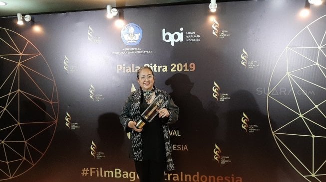 Dewi Irawan Wakili Ibunya Terima Lifetime Achievement FFI 2019