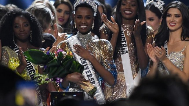 Sambar Mahkota Miss Universe 2019, Intip Gaya Liburan Zozibini Tunzi