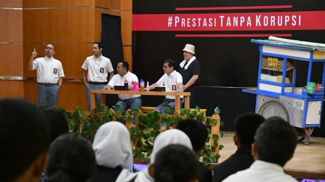 Depan Jokowi, Menteri Erick dan Nadiem Cs Pentas Drama Sindir Dirut Garuda