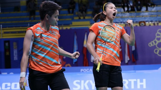 Ekspresi kegembiraan pasangan ganda putri Indonesia, Greysia Polii/Apriyani Rahayu, usai memastikan diri meraih medali emas SEA Games 2019 dengan mengalahkan Chayanit Chaladchalam/Phataimas Muenwong (Thailand), Senin (9/12). [Humas PBSI]