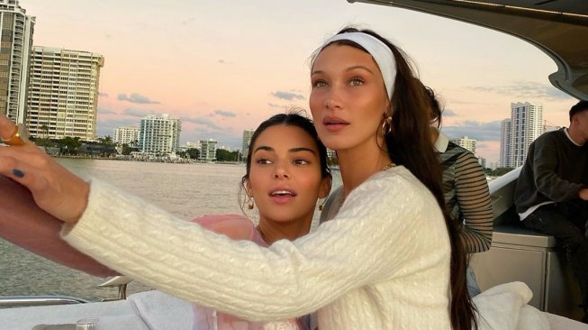 BFF Goals! Intip Potret Liburan Kendall Jenner dan Bella Hadid di Miami