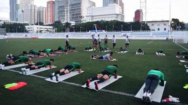 Timnas U-22 Indonesia berlatih di Stadion Rizal Memorial, Manila, Filipina, Senin (9/12). [ANTARA FOTO/Sigid Kurniawan]