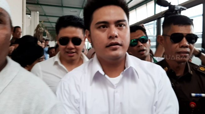 Galih Ginanjar tiba di Pengadilan Negeri Jakarta Selatan untuk pertama kalinya menjalani sidang kasus ikan asin, Senin (9/12/2019). [Sumarni.Suara.com]