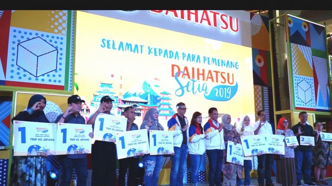 Potret bersama Management Daihatsu dengan para pemenang wisata ke Jepang, Komodo, dan Sabang dalam program Daihatsu Setia 2019 [Dok PT Astra Daihatsu Motor].