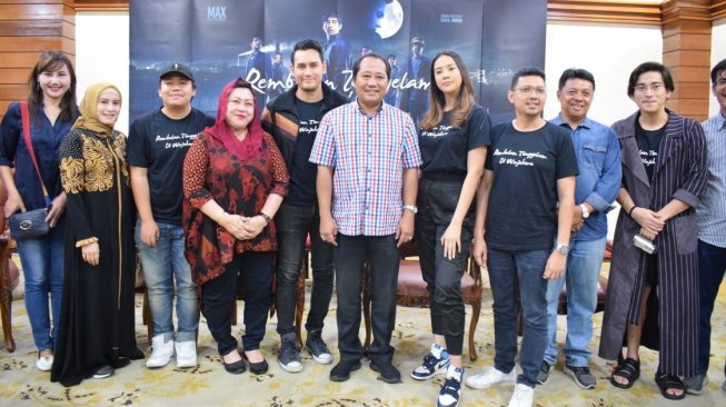 Para pemain film Rembulan Tenggelam di Wajahmu di Semarang. [Max Pictures]