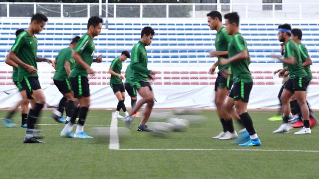 Timnas U-22 Indonesia berlatih di Stadion Rizal Memorial, Manila, Filipina, Senin (9/12). [ANTARA FOTO/Sigid Kurniawan]