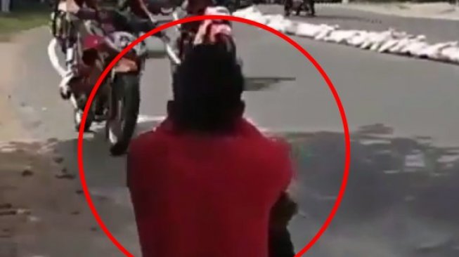 Viral Penonton Balap yang Nyaris Tertubruk Motor, Endingnya Kocak