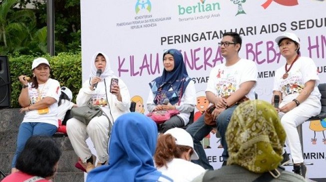 Peringatan Hari AIDS Sedunia 2019, Kemen PPPA menggelar sosialisasi bertajuk 'Kilau Generasi Bebas HIV dan AIDS' dengan tema 'Masyarakat yang Membuat Perubahan' pada Minggu (8/12/2019). (Suara.com/Vessy Dwirika Frizona)