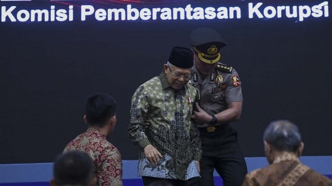 Wakil Presiden Ma'ruf Amin (tengah) menghadiri peringatan Hari Antikorupsi Sedunia atau Hakordia di Gedung KPK, Jakarta, Senin (9/12). [ANTARA FOTO/Galih Pradipta]