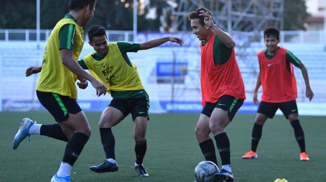 Timnas U-22 Indonesia berlatih di Stadion Rizal Memorial, Manila, Filipina, Senin (9/12). [ANTARA FOTO/Sigid Kurniawan]