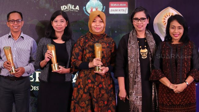 Asisten Redaktur Pelaksana sekaligus perwakilan dari Suara.com, Ririn Indriani (kedua kiri) berfoto usai menerima piala penghargaan Piala Merak 2019 bersama Menteri Pemberdayaan Perempuan dan Perlindungan Anak Republik Indonesia, Bintang Puspayoga (kanan) saat Malam Penganugerahan Piala Merak 2019 di Wisma Antara, Jakarta Pusat, Senin (9/12). [Suara.com/Angga Budhiyanto]