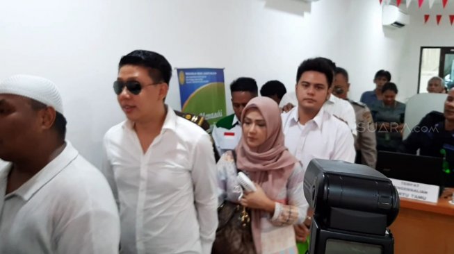 Pablo Benua, Rey Utami, dan Galih Gianjar siap jalani sidang kasus bau ikan asin [Suara.com/Sumarni]