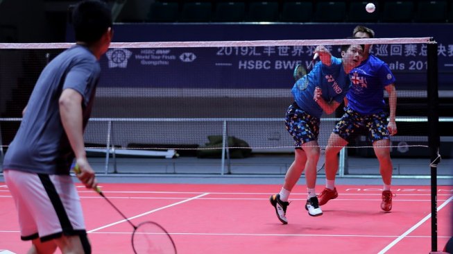 Pasangan ganda putra Indonesia, Kevin Sanjaya Sukamuljo/Marcus Fernaldi Gideon, menjalani latihan perdana di Tianhe Gymnasium, Guangzhou, China pada, Senin (9/12), jelang tampil di kejuaraan BWF World Tour Finals 2019. [Humas PBSI]