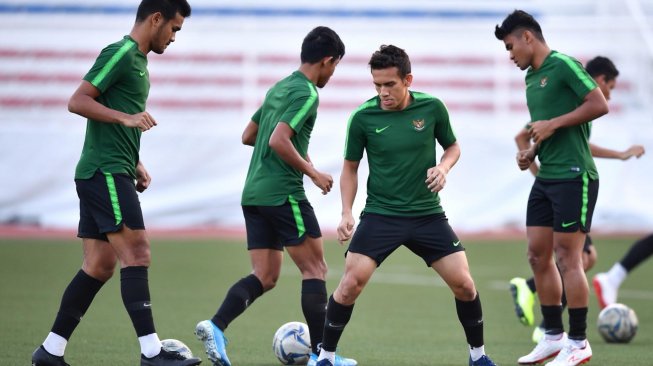 Timnas U-22 Indonesia melakukan pemanasan sebelum berlatih di Stadion Rizal Memorial, Manila, Filipina, Senin (9/12). [ANTARA FOTO/Sigid Kurniawan]