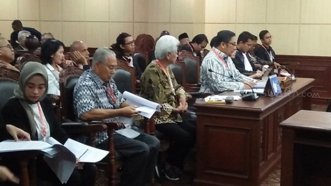 Tim pengacara pimpinan KPK Agus Rahadrjo Cs dalam sidang gugatan di MK. (Suara.com/M Yasir).