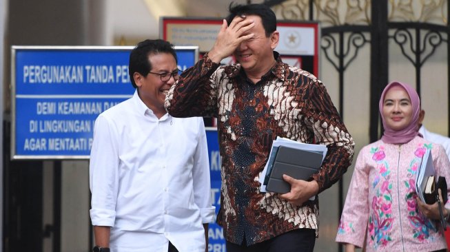 Komisaris Utama Pertamina Basuki Tjahaja Purnama (kanan) didampingi Dirut Nicke Widyawati (kiri) dan Juru Bicara Presiden Fadjroel Rachman (kedua kiri) memberikan keterangan usai menemui Presiden Joko Widodo di Jakarta, Senin (9/12).  [ANTARA FOTO/Akbar Nugroho Gumay]