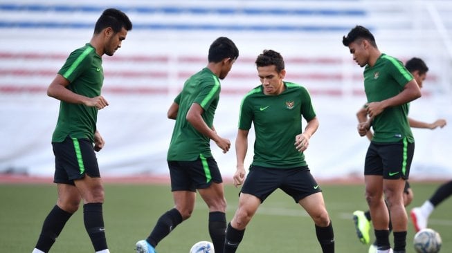 Timnas U-22 Indonesia Egy Maulana Vikri (kedua kanan) bersama pemain lainnya berlatih di Stadion Rizal Memorial, Manila, Filipina, Senin (9/12/2019). Timnas U-22 Indonesia akan melawan Vietnam dalam partai final sepak bola putra SEA Games 2019 pada Selasa 10 Desember 2019 pukul 20.00 waktu setempat. ANTARA FOTO/Sigid Kurniawan