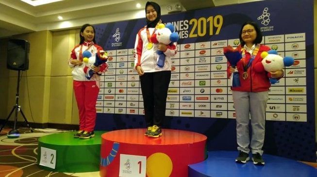 Atlet catur putri Indonesia, WGM Medina Warda Aulia, berdiri di podium utama SEA Games 2019. [Facebook/PB Percasi]