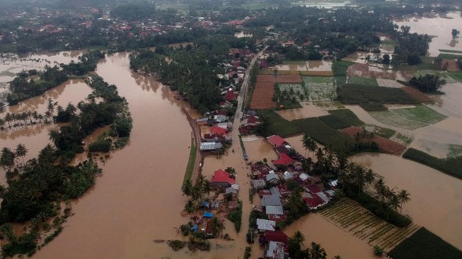 Foto udara dampak banjir di Nagari Taram, Kecamatan Harau, Kab.Limapuluhkota, Sumatera Barat, Selasa (10/12). [ANTARA FOTO/Iggoy el Fitra]