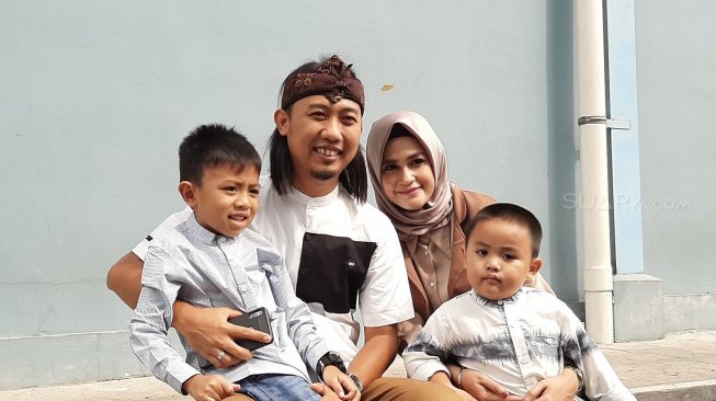 Ade Jigo, istri, dan kedua anaknya [Suara.com/Evi Ariska]