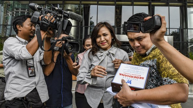 Direktur Keuangan Citilink Esther Siahaan keluar ruangan seusai menjalani pemeriksaan di gedung KPK, Jakarta, Selasa (10/12). [ANTARA FOTO/Muhammad Adimaja]
