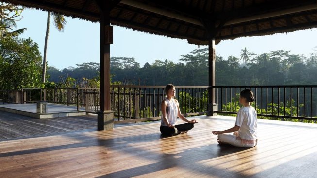 Kelas yoga dapat Anda nikmati selama menginap di Hoshinoya Bali. (Foto: Dok. Hoshinoya Bali)