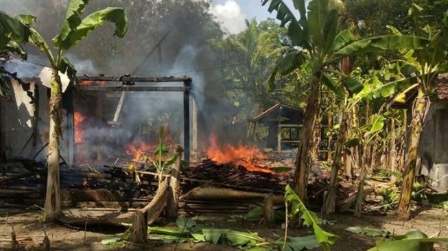 Sumber Air Terbatas, Pohon Pisang Dipakai Padamkan Kebakaran di Kulon Progo