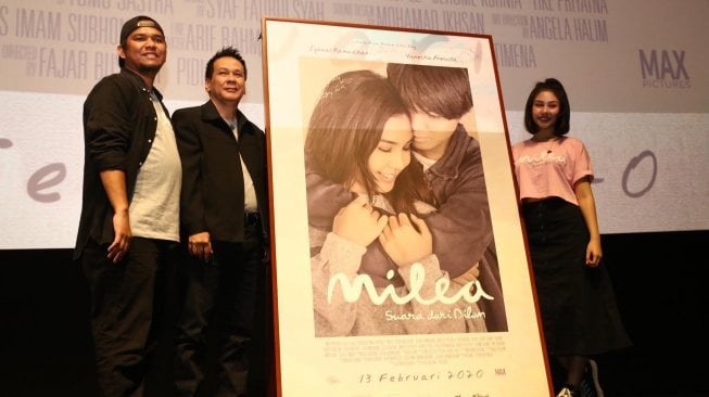 
Produser Max Picture, Ody Mulya, pemeran Milea, Vanesha Prescilla saat peluncuran poster dan trailer film Milea di XXI Epiwalk, Kuningan, Jakarta Selatan, Senin (9/12).  [Suara.com/Oke Atmaja]