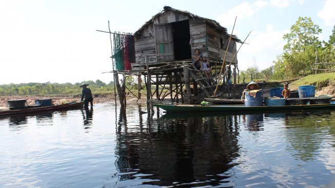 Kondisi bangunan rumah petani di Pedamaran, Kabupaten Ogan Komering Ilir (OKI), Sumatera Selatan (Sumsel), yang berlokasi di sekitar kawasan lebak purun. [foto: Ibrahim Arsyad]