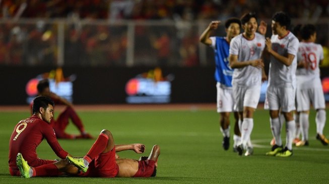 Pemain Timnas U-22 Indonesia Osvaldo Haay (kedua kiri) dan Muhammad Rafli (kiri) meluapkan kesedihan seusai kalah dari Timnas Vietnam dalam final sepak bola putra SEA Games 2019 di Stadion Rizal Memorial, Manila, Filipina, Selasa (10/12/2019). Timnas U-22 Indonesia meraih medali perak setelah kalah 0-3 dari Vietnam. ANTARA FOTO/Sigid Kurniawan/ama.