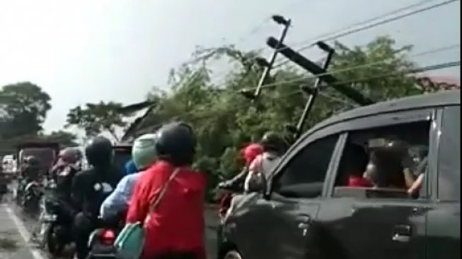 Bidik layar video angin kencang disertai hujan deras di Bangkalan, sampai tiang listrik hampir roboh [Istimewa]