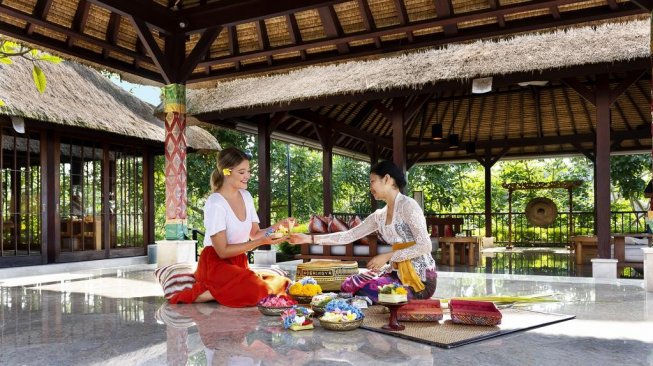 Selama menginap di Hoshinoya Bali, tamu akan dimanjakan banyak program menarik, mulai dari belajar tari, yoga, membuat kerajinan dan masih banyak lagi. (Foto: Dok. Hoshinoya Bali)