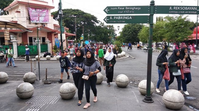 Sejumlah wisatawan berlibur di kawasan Malioboro, Kota Yogyakarta pada Selasa Wage, Selasa (10/12/2019). - (SUARA/Baktora)