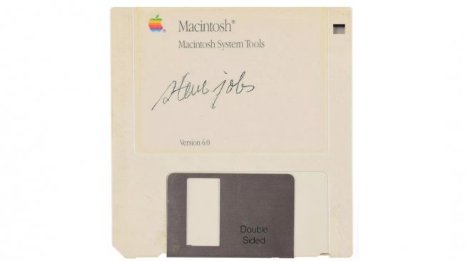 Disket dengan tanda tangan Steve Jobs dilelang. [Cnet/RR Auction]  