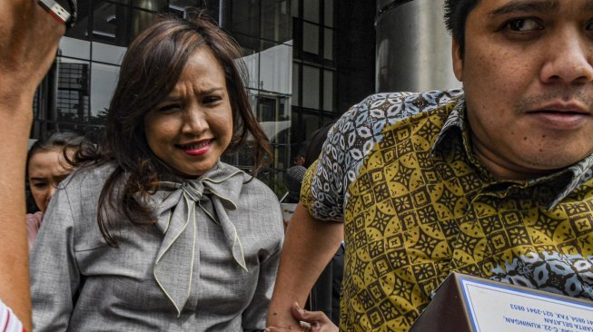 Direktur Keuangan Citilink Esther Siahaan keluar ruangan seusai menjalani pemeriksaan di gedung KPK, Jakarta, Selasa (10/12). [ANTARA FOTO/Muhammad Adimaja]
