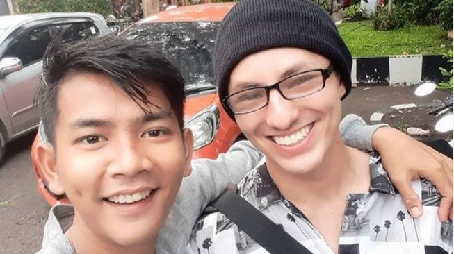 Penampilan terbaru Dylan Carr (kanan) bersama Angga Putra. [Instagram]