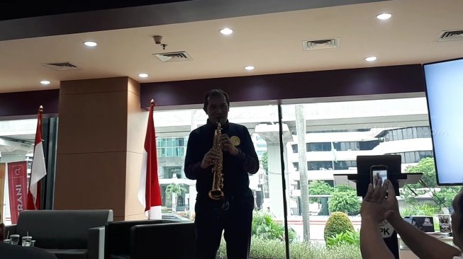 Mainkan Lagu Phil Collins, Saut Berharap Jokowi Terbitkan Perppu KPK