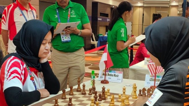 Atlet catur putri Indonesia, WGM Medina Warda Aulia (kiri), tengah bertanding di multievent SEA Games 2019. [Facebook/PB Percasi]