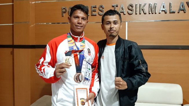 Atlet modern pentathlon Indonesia peraih medali emas dan perunggu SEA Games 2019, Muhammad Taufik (kiri), saat disambut di Polres Tasikmalaya. [Ayotasik.com/Irpan Wahab Muslim]