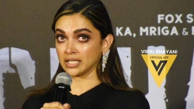 Deepika Padukone nangis saat acara rilis poster film Chhapaak. [Instagram Viral Bhayani]