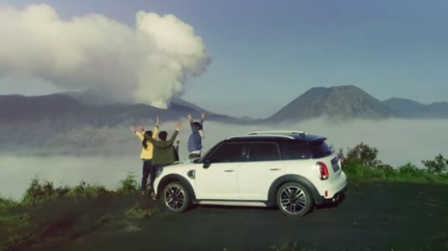 Mini Cooper dalam safety flight Garuda Indonesia [screen shot safety flight Garuda Indonesia]