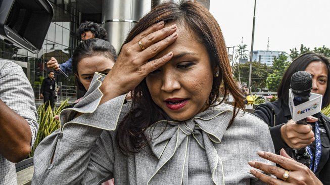 Direktur Keuangan Citilink Esther Siahaan keluar ruangan seusai menjalani pemeriksaan di gedung KPK, Jakarta, Selasa (10/12). [ANTARA FOTO/Muhammad Adimaja]
