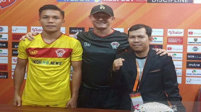 Pelatih Kalteng Putra Wesley Gomes de Oliviera (tengah) didampingi pemainnya Dadang Apridianto mengaku optimis timnya bisa bertahan di Liga I Indonesia saat menghadiri jumpa pers di Palangka Raya jelang pertandingan melawan Persipura Jayapura, Rabu (11/12/19). (ANTARA/Adi Wibowo).