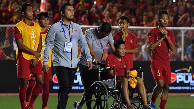 Sejumlah pemain Timnas U-22 Indonesia dan ofisial meninggalkan lapangan seusai kalah dari Timnas Vietnam dalam final sepak bola putra SEA Games 2019 di Stadion Rizal Memorial, Manila, Filipina, Selasa (10/12). [ANTARA FOTO/Sigid Kurniawan]