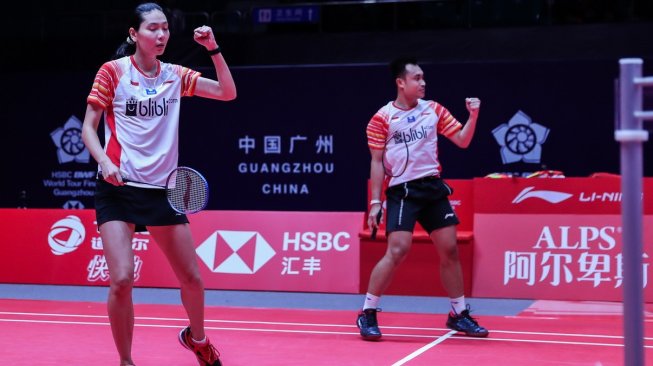 Pasangan ganda campuran Indonesia, Hafiz Faizal/Gloria Emanuelle Widjaja, berhasil memenangi laga perang saudara melawan kompatriotnya, Praveen Jordan/Melati Daeva Oktavianti, di babak penyisihan Grup B BWF World Tour Finals 2019, Rabu (11/12). [Humas PBSI]