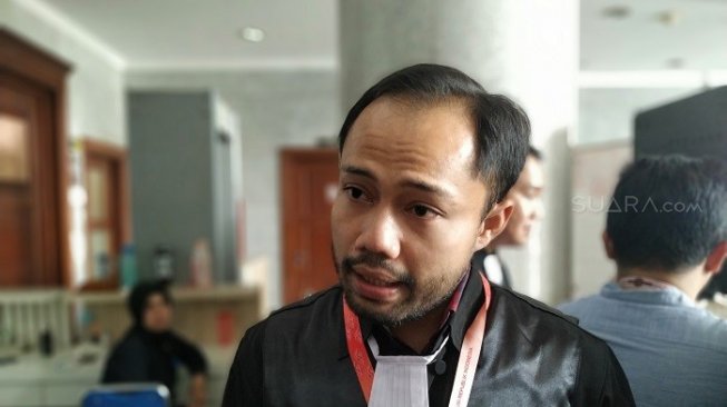  Koordinator Divisi Korupsi Politik ICW Donal Fariz saat ditemui di MK. (Suara.com/M Yasir).