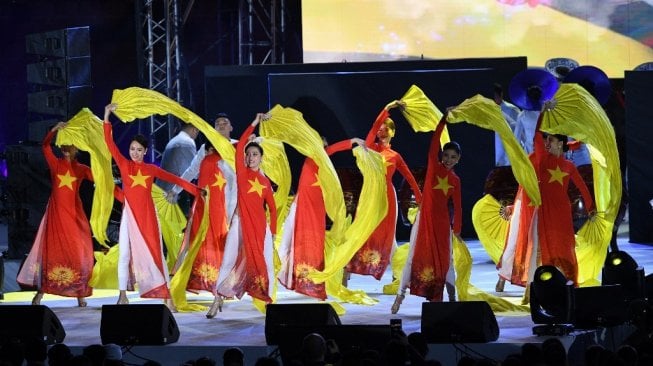 Para penari dari Vietnam turut memeriahkan acara upacara penutupan SEA Games 2019 di Stadion Atletik New Clark, Filipina, Rabu (11/12). [AFP/Ted Aljibe]