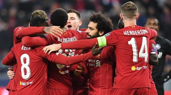 Para pemain Liverpool merayakan gol yang dicetak Mohamed Salah saat bertanding melawan Salzburg di laga terakhir grup E Liga Champions, Rabu (11/12/2019) dini hari WIB. (Foto: AFP)
